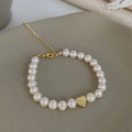 Elegantes Süßwasserperlen-Armband mit goldenem Herzanhänger und verstellbarem Verschluss - Natürliche Süßwasserperle - Goldherz