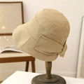 Beigefarbener Baumwoll-Sonnenhut mit breiter Krempe und Schleife auf Holzständer - M (56-58cm) / Khaki