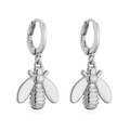 Dettaglio di orecchini a monachella in argento con pendente a ape su sfondo bianco - Stile D: Ape / Oro Bianco