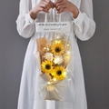 Dettaglio del bouquet di girasoli e rose con luci LED calde in un sacchetto regalo - Nuovo Girasole Gipsofila Premium + LED + Borsa + Biglietto