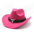 Détail d'un chapeau de cowboy rose avec bande ethnique tissée et boucle de crâne de taureau - Rose rouge