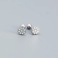 Boucles d'oreilles fleurs en argent 925 avec émail blanc et fermoirs à vis sécurisés - Plaqué Argent (Blanc)