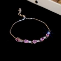 Détail des pierres en zircon rose en forme de goutte et chaîne en or rose sur velours - Argent-Rose