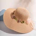 Dettaglio cappello di paglia con ghirlanda di rose e nastro di organza elegante - Taglia unica / Cachi