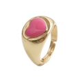Vue détaillée d'une bague réglable dorée avec un motif de cœur en émail rose - Style Cœur Rose