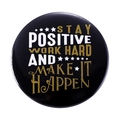 Spilla rotonda in latta con testo dorato Stay Positive Work Hard su sfondo nero - Resta Positivo Lavora Sodo (MXZ051)
