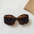 Eleganti occhiali da sole cat-eye con montatura tartarugata e lenti ambra scuro - Stampa leopardata