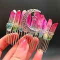 Nahaufnahme vom Haarkamm mit abgestuften Kristallsäulen und silbernem Sichelmond mit Sternen - Rosa-grüner Kristall + Mond + Sterne