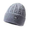 Bonnet en maille torsadée grise avec doublure polaire pour l'hiver sur fond blanc pur - Gris clair