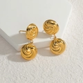 Goldene Doppelkreis-Ohrstecker mit Spiraltextur auf geometrischem weißem Ständer - E915 Gold Spirale Rund