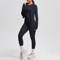 Detaillierte Nahaufnahme eines schwarzen Yoga-Sets mit Reißverschlussjacke und schmaler Leggings - S / Schwarz