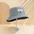Dettaglio di un cappello da pescatore blu con etichetta tessuta e anello in metallo - M (56-58cm) / Grigio