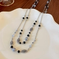 Élégant collier long en perles grises et fleurs de cristal bleu sur une assiette blanche - Collier-Argent-Noir (Ensemble de 2 Pièces) / Argent Noir