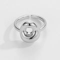 Polierter silberner Ring, verstellbar, mit hohlem Oval-Motiv und glatter Oberfläche - Buchstabe O