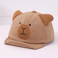 Detalle de gorra infantil con orejas 3D y cara de dibujo animado bordada en color caqui - 48cm (6M-2A) / Caqui