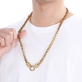 Dettaglio della collana bizantina da uomo con testa di leone dorata e maglie intrecciate - Colore Oro (KN113576-Z)