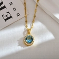 Detaillierte Nahaufnahme einer Goldkette mit blauem Edelstein und Diamant-Umrandung - Himmelblau
