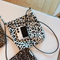 Mini bolsos bandolera de lona de leopardo mostrando el tamaño frente a un móvil - Pana Leopardo Blanco y Negro