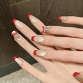 Faux ongles French avec nœuds rouges, base ivoire et strass brillants - XS / Style Coffin Court (208)