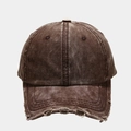 Detalle de visera desgastada y bordes deshilachados en gorra de béisbol vintage lavada - Ajustable / Marrón