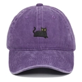 Detail der schwarzen Katzenstickerei auf einer lila gewaschenen Baumwoll-Baseballkappe - Lila