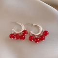 Orecchini a cerchio vintage in argento con quattro ciondoli di perle rosse su seta - Perno per orecchini in argento - Rosso