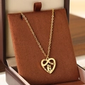 Collier cœur doré avec symbole infini et silhouette dans un écrin brun - Style silhouette symbole de l'infini en cœur (KN292741-Z)