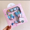 Detailansicht der rosa Geschenkbox für Kinder mit Haarspangen und Schleifen-Accessoires - 21#: Blaues Herz Set
