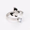 Vista de detalle del anillo de mariposa en acero inoxidable plateado con técnica de esmalte - US 6 / Color Acero
