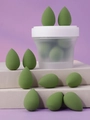 Set de esponjas de maquillaje verde matcha en un bote de almacenamiento esmerilado - verde oliva