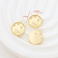 Detail eines 15mm goldplattierten Rundanhängers mit Zirkonia und Reliefprägung - Architektonisches Relief