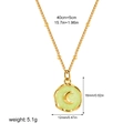 Detalle del colgante ovalado bañado en oro de 18K con esmalte verde y medidas de cadena - Luna Verde