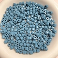 Dettaglio di perline cilindriche blu da 6mm in una ciotola bianca per gioielli fai da te - Blu Grigio Scuro