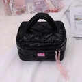 Neceser negro acolchado con parche MiloBear y lazos rosas decorativos en el asa - Bolso de asa superior / Negro (Rock Barbie)