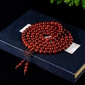 Mala di 108 grani in sandalo rosso con nodo cinese e nappa su sfondo blu scuro - 6mm*108 Grani Grana Pelo di Mucca Vecchio Materiale