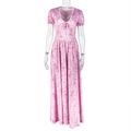 Detail van roze gebloemde maxi-jurk met V-hals en elegante pofmouwen op een witte basis - S / Roze Bloemen