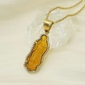 18k vergoldeter Jungfrau Maria Anhänger mit gelbem Glas und Kristallumrandung - Orange & Gelb