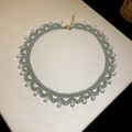 Dettaglio della collana di perline blu con perle a goccia e chiusura in metallo dorato - Stile con Pendente di Perla / Oro blu bianco