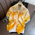 Élégant foulard en soie à motif de feuilles de ginkgo jaunes sur fond blanc cassé - 23102 Image Principale / 90*90cm