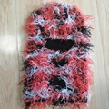 Gestrickte Balaclava Skimaske in Rot Schwarz Weiß Tarnung mit flauschiger Fransenstruktur - Einheitsgröße / Orange Schwarz Weiß Tarnung
