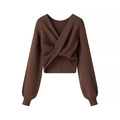 Dettaglio del maglione in maglia marrone con elegante design a incrocio frontale e texture - S / Marrone Scuro