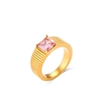Gouden ring met een smaragdgeslepen roze edelsteen en gestreepte gravering op de ringband - US 6 / Roze