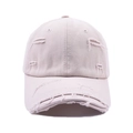 Détails de l'usure et du tissu vieilli sur une casquette de baseball vintage rose clair - Blanc Cassé