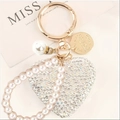 Dettaglio portachiavi a cuore con strass di lusso e pendente di perla grande - Bianco con cinturino di perle