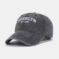 Détail de la broderie BROOKLYN blanche sur la casquette de baseball en coton gris foncé lavé - Réglable / Noir