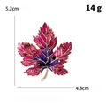 Vue détaillée de la broche feuille d'érable rose et violette avec cristaux, 5,2x4,8 cm - Feuille d'érable / Rose