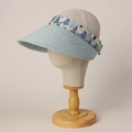 Detail der hellblauen Strohhutkrempe mit besticktem Waldbaummuster für Sonnenschutz im Sommer - M (56-58cm) / Blau (Kiefern-Druck)