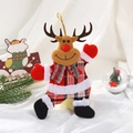 Dettaglio di renna di peluche con vestito scozzese rosso e rifiniture per albero di Natale - Pendaglio Danzante a Quadri - Renna