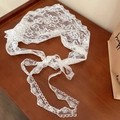 Collana di pizzo bianco con perle e strass su superficie di legno scuro - Catena in vita in pizzo bianco