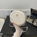 Borsa rotonda bianca in pelle con fibbia a ciliegia e catena di perle decorativa - Bianco